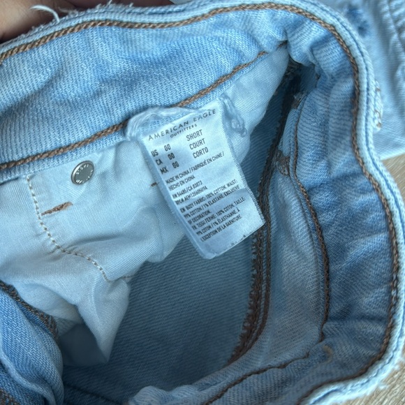 American Eagle Embroidered Mom Jeans in Light Wash - 00 Short - Picture 4 of 5